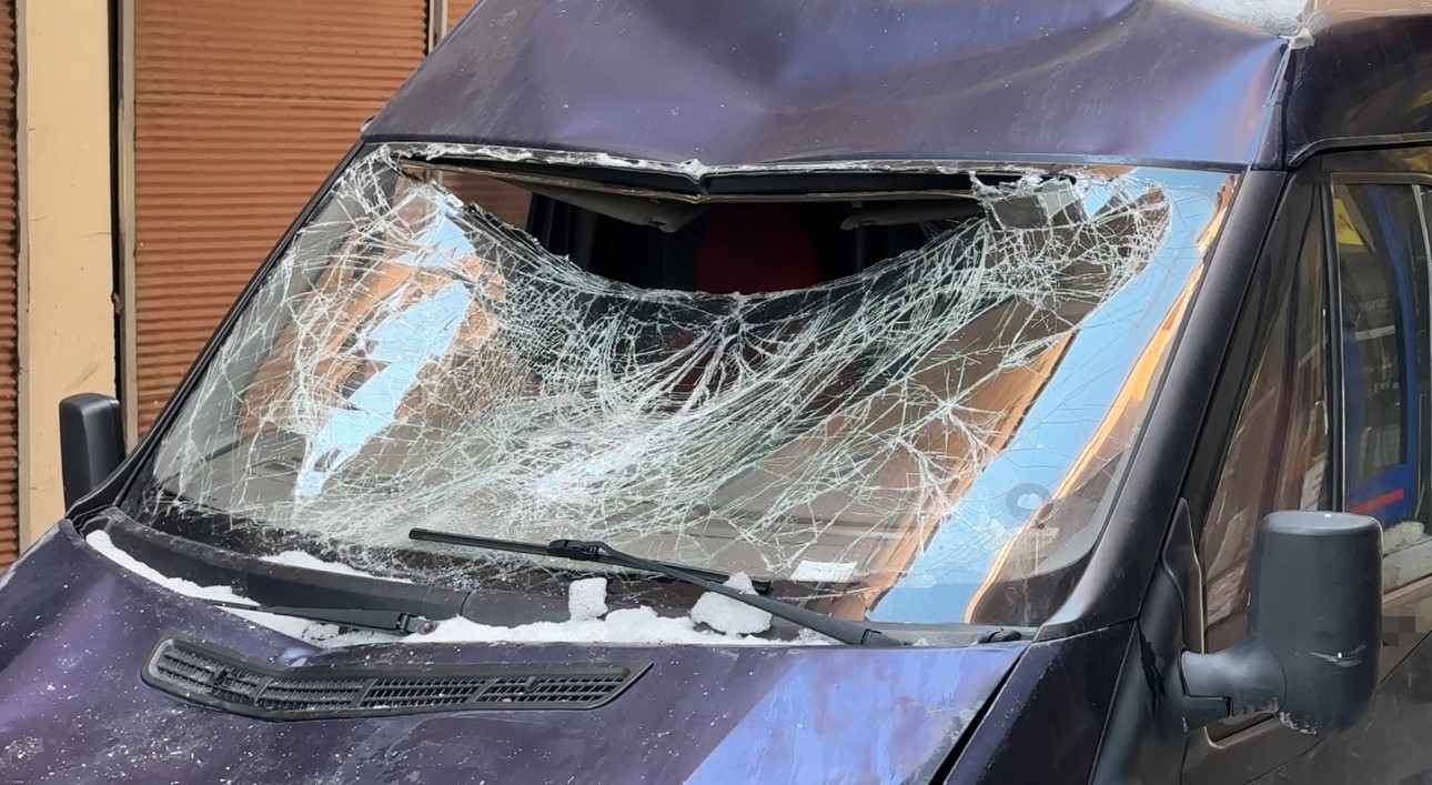 Çatıdan düşen kar kütlesi seyir halindeki minibüse zarar verdi
