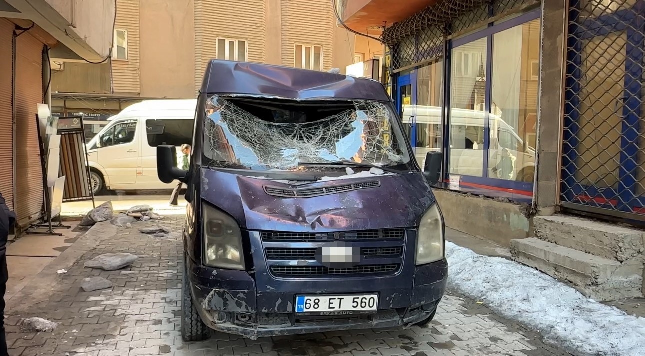 Çatıdan düşen kar kütlesi seyir halindeki minibüse zarar verdi
