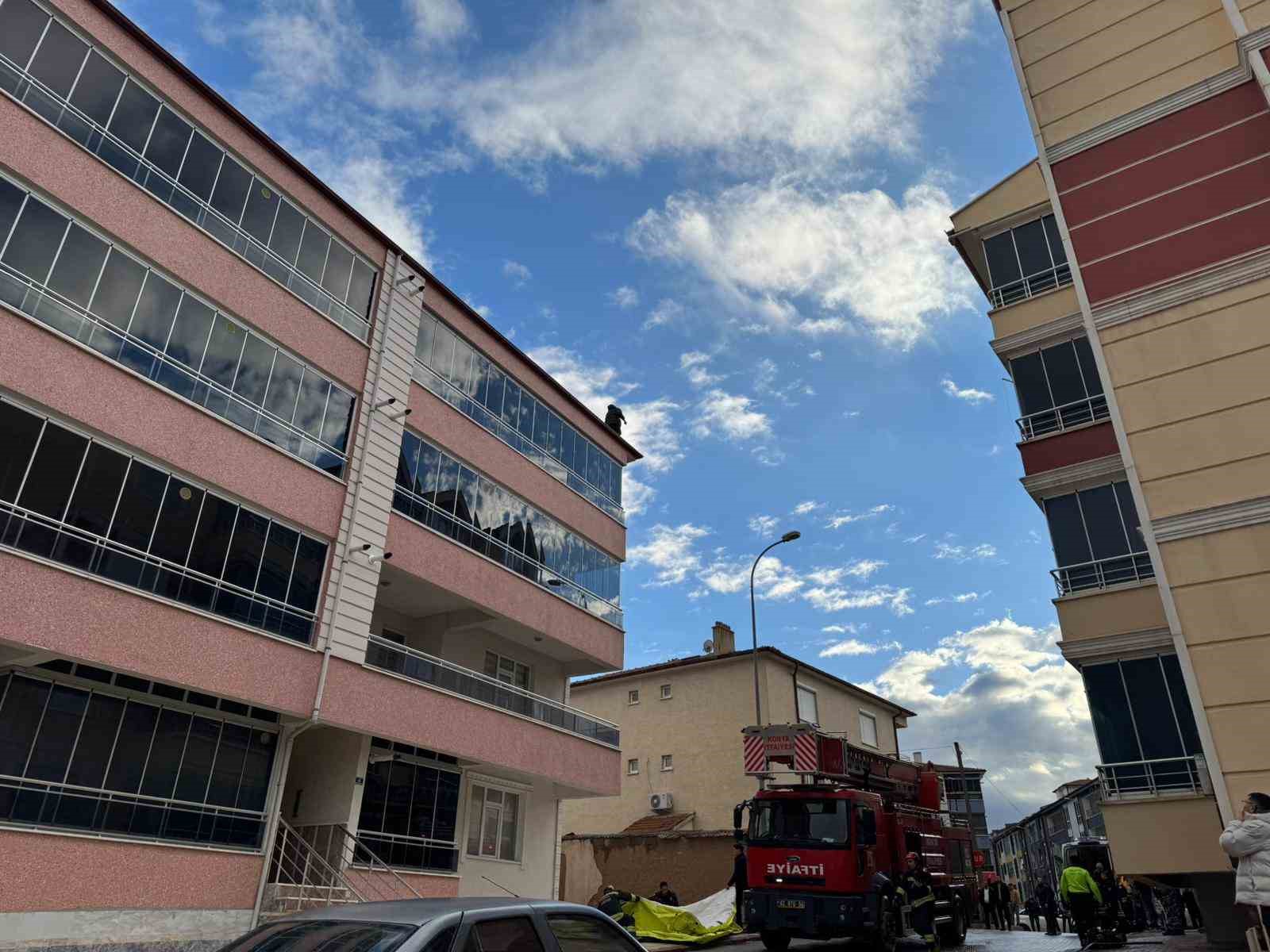 Çatıdan düşmek üzereyken son anda emniyet müdürü kurtardı
