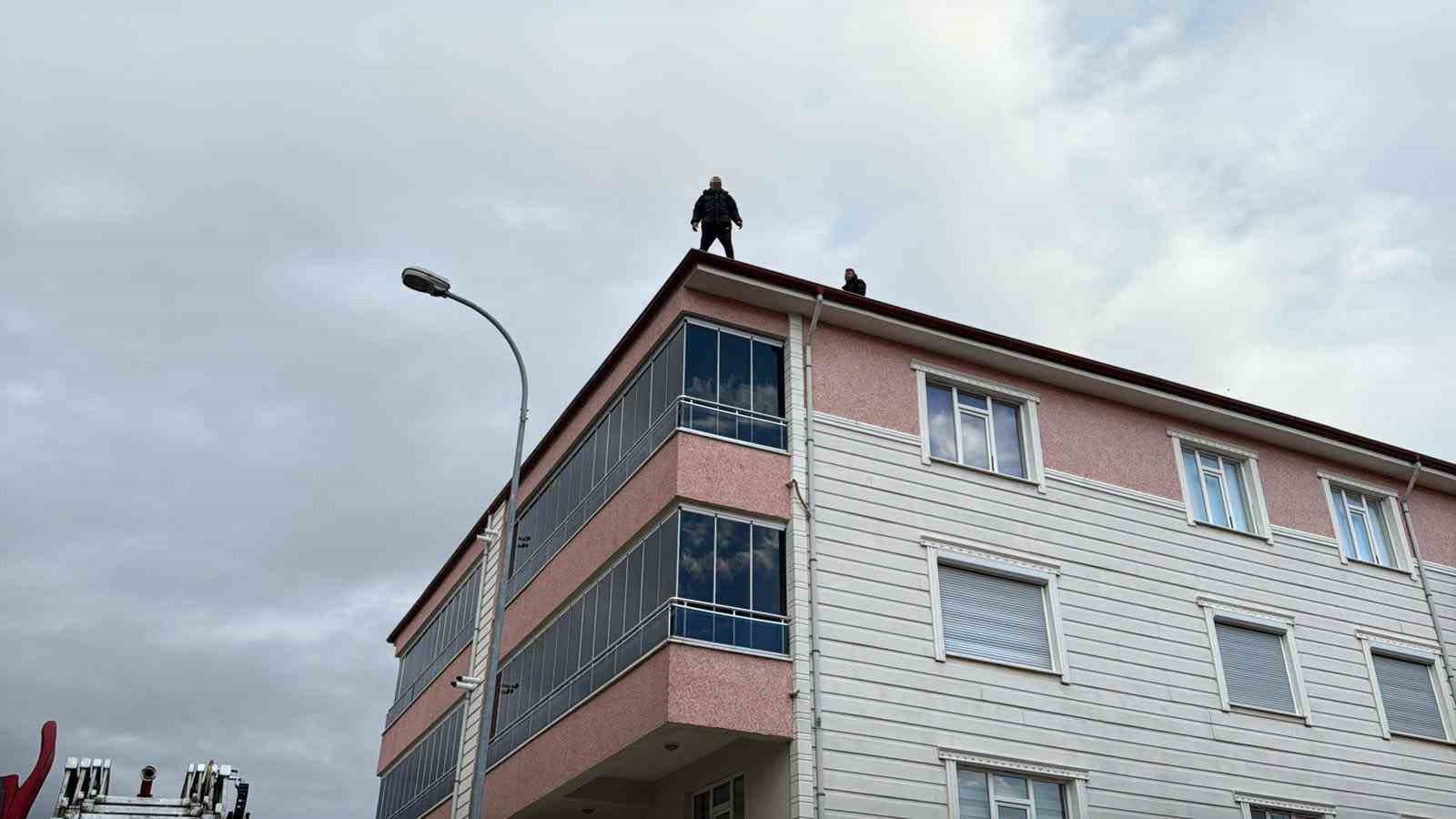 Çatıdan düşmek üzereyken son anda emniyet müdürü kurtardı
