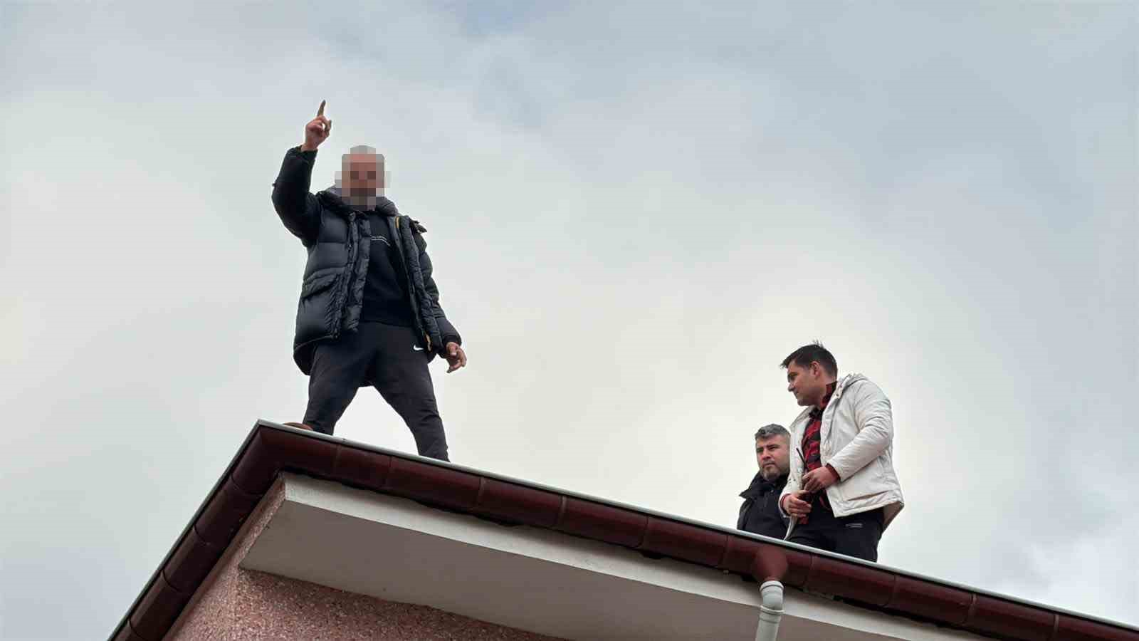 Çatıdan düşmek üzereyken son anda emniyet müdürü kurtardı
