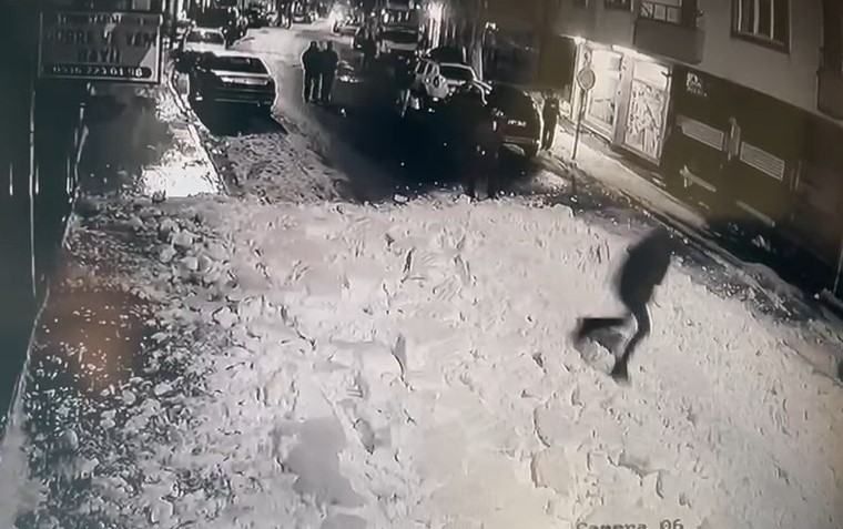 Çatıdan kar kütleleri düştü: Bir şahıs koşarak saniyeler içerisinde kurtuldu

