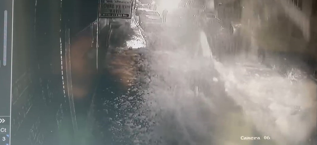 Çatıdan kar kütleleri düştü: Bir şahıs koşarak saniyeler içerisinde kurtuldu
