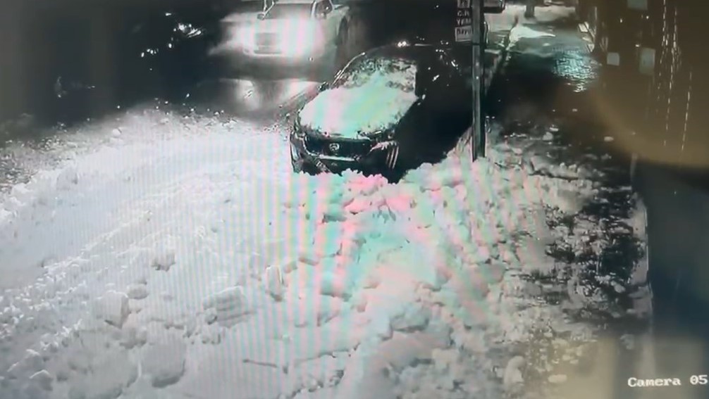 Çatıdan kar kütleleri düştü: Bir şahıs koşarak saniyeler içerisinde kurtuldu
