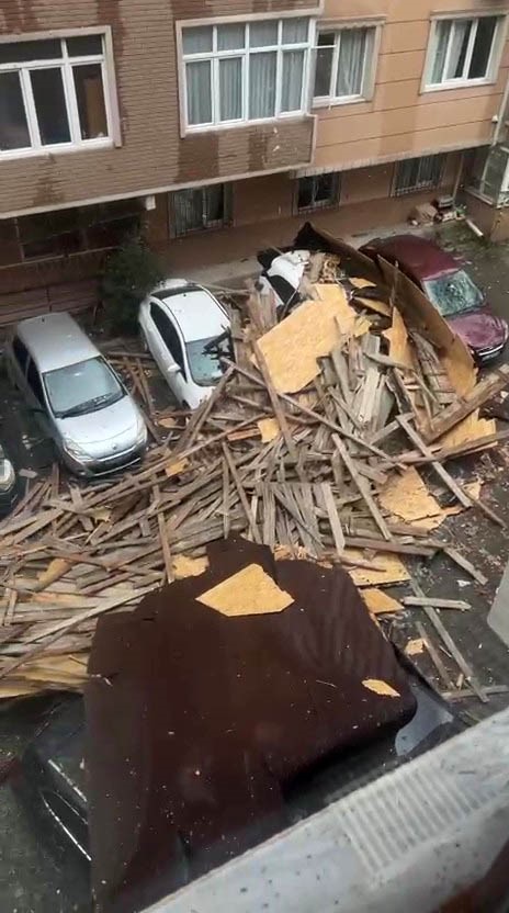 Çatıdan kopan kereste seyir halindeki otobüse saplandı
Çatıdan kopan kereste seyir halindeki otobüse saplandı