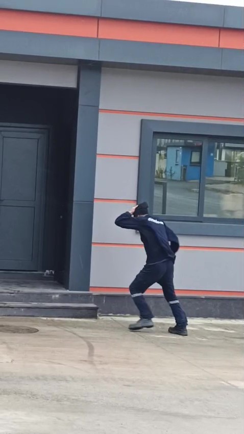 Çatıdan kopan kereste seyir halindeki otobüse saplandı
Çatıdan kopan kereste seyir halindeki otobüse saplandı