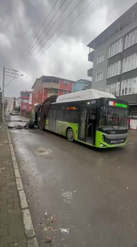 Çatıdan kopan kereste seyir halindeki otobüse saplandı
Çatıdan kopan kereste seyir halindeki otobüse saplandı