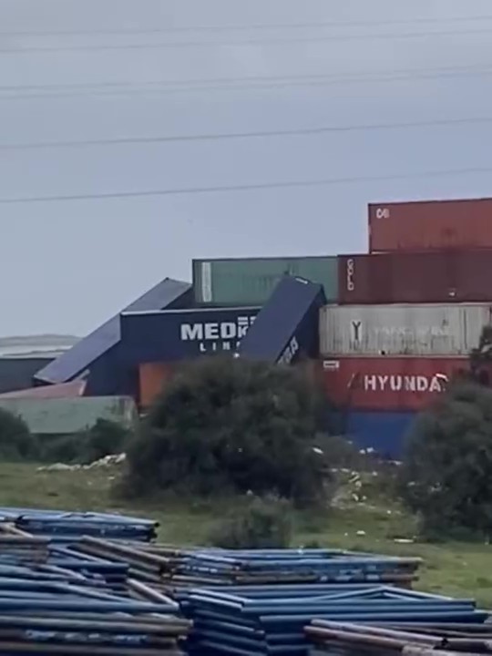 Çatıdan kopan kereste seyir halindeki otobüse saplandı
Çatıdan kopan kereste seyir halindeki otobüse saplandı