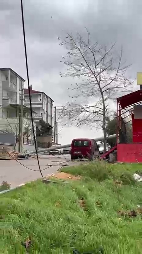 Çatıdan kopan kereste seyir halindeki otobüse saplandı
Çatıdan kopan kereste seyir halindeki otobüse saplandı