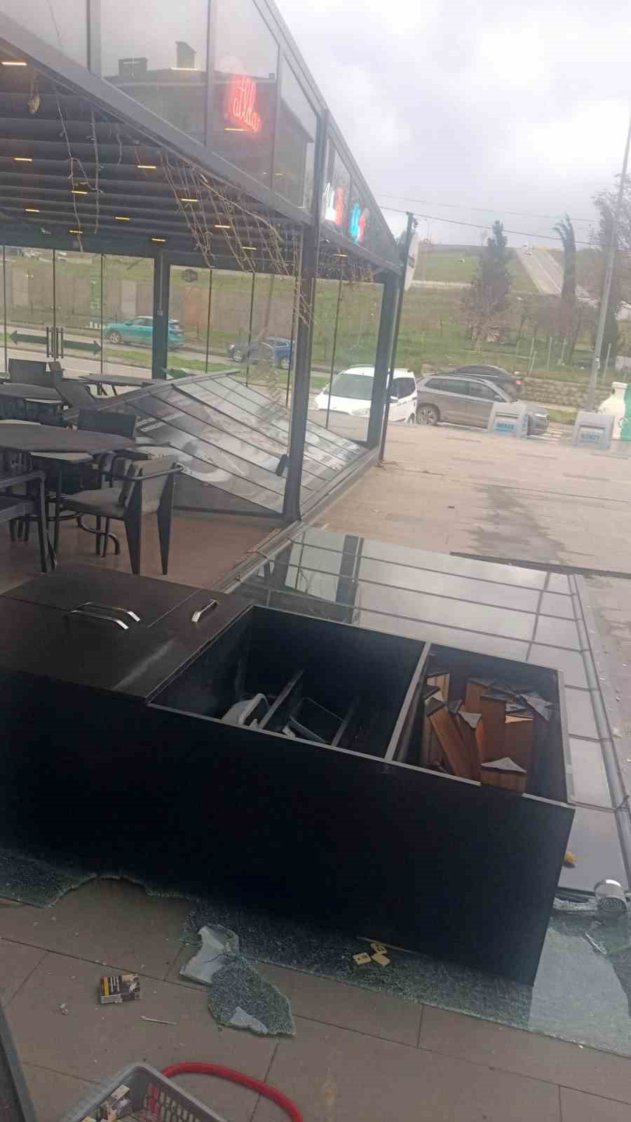 Çatıdan kopan kereste seyir halindeki otobüse saplandı
Çatıdan kopan kereste seyir halindeki otobüse saplandı