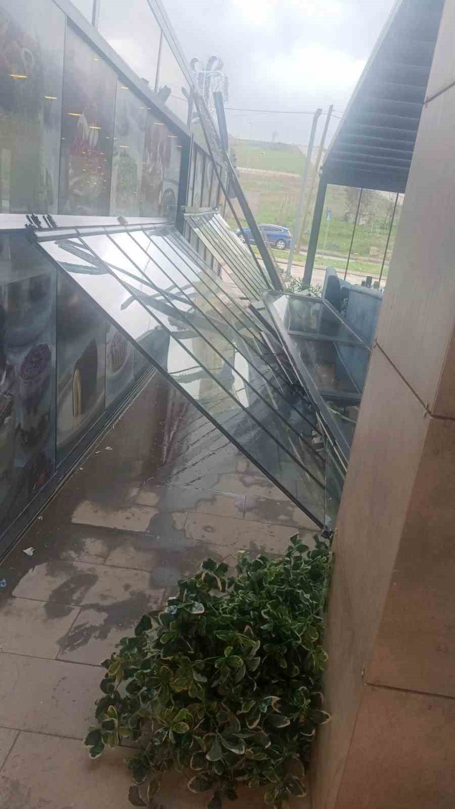 Çatıdan kopan kereste seyir halindeki otobüse saplandı
Çatıdan kopan kereste seyir halindeki otobüse saplandı