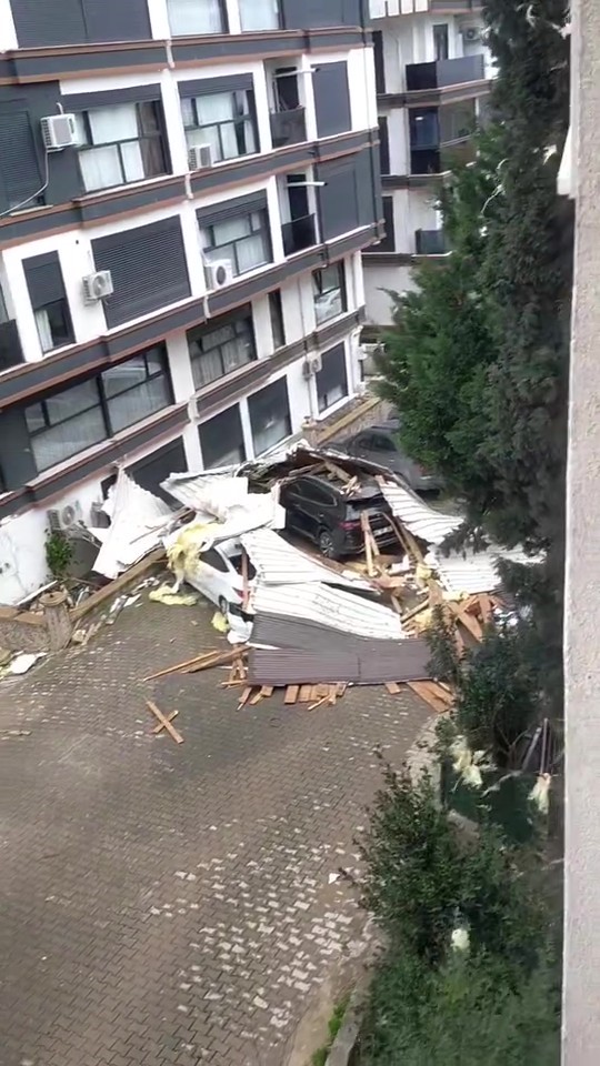 Çatıdan kopan kereste seyir halindeki otobüse saplandı
Çatıdan kopan kereste seyir halindeki otobüse saplandı