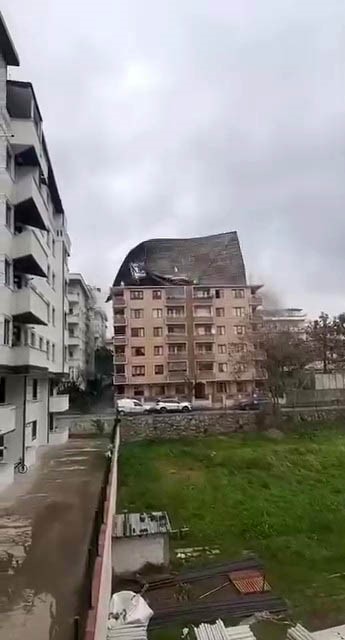 Çatıdan kopan kereste seyir halindeki otobüse saplandı
Çatıdan kopan kereste seyir halindeki otobüse saplandı