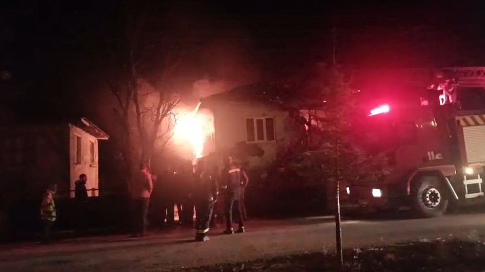 Çatıdan yükselen alevler hızla yayılarak iki katlı evi küle çevirdi
