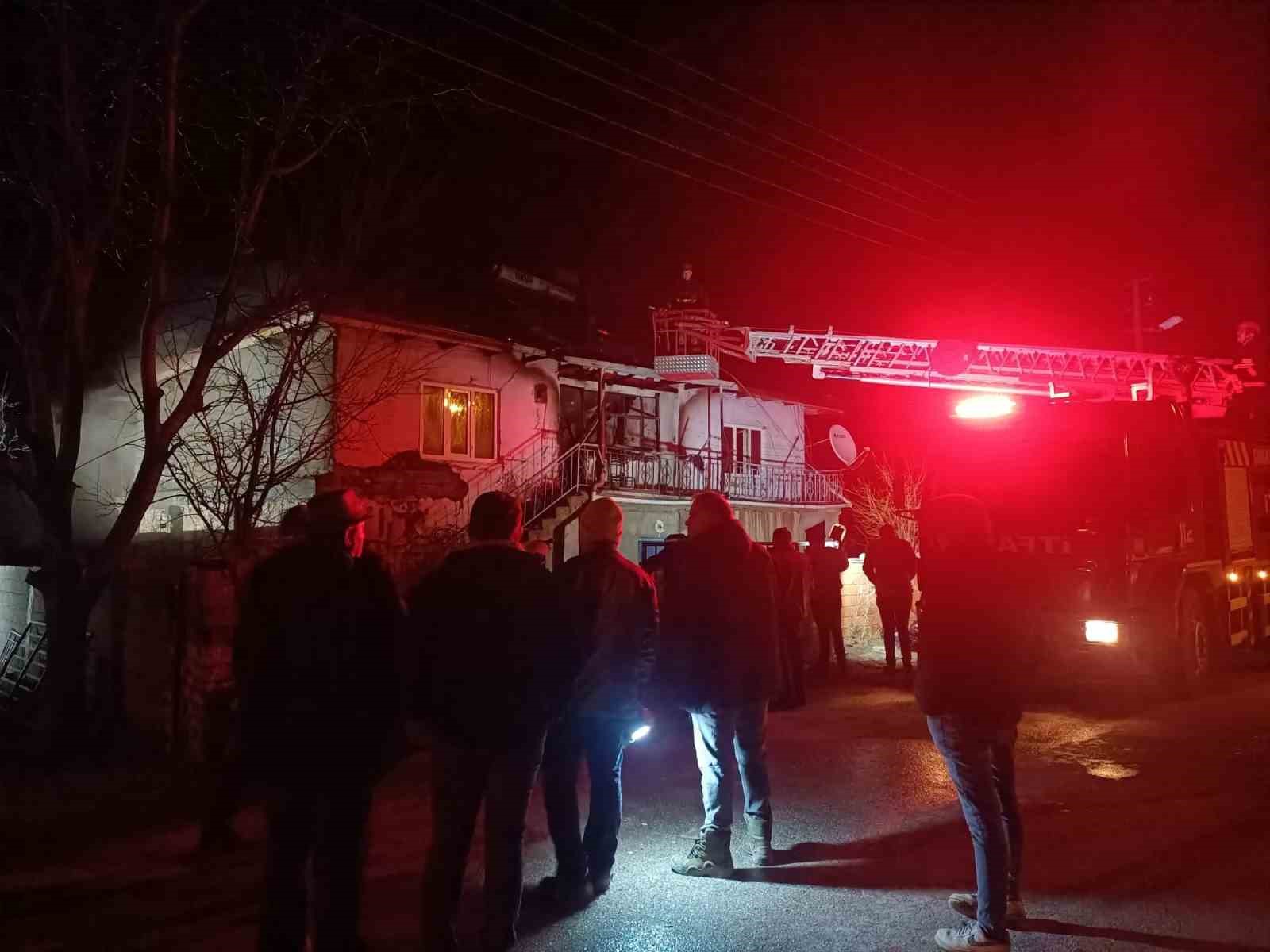 Çatıdan yükselen alevler hızla yayılarak iki katlı evi küle çevirdi
