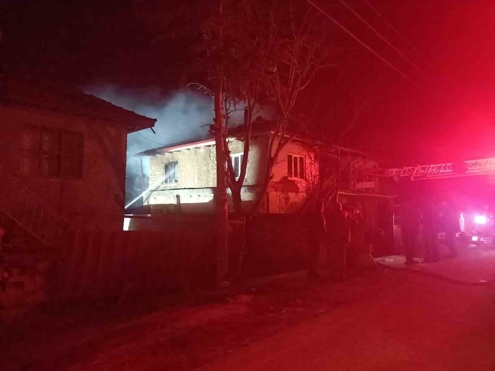 Çatıdan yükselen alevler hızla yayılarak iki katlı evi küle çevirdi
