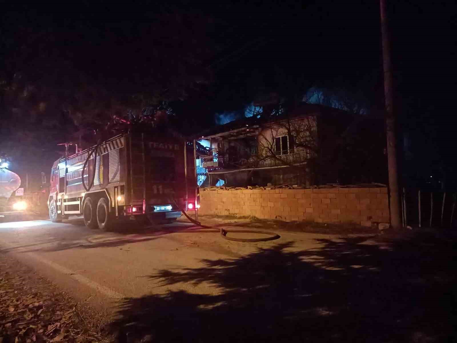 Çatıdan yükselen alevler hızla yayılarak iki katlı evi küle çevirdi
