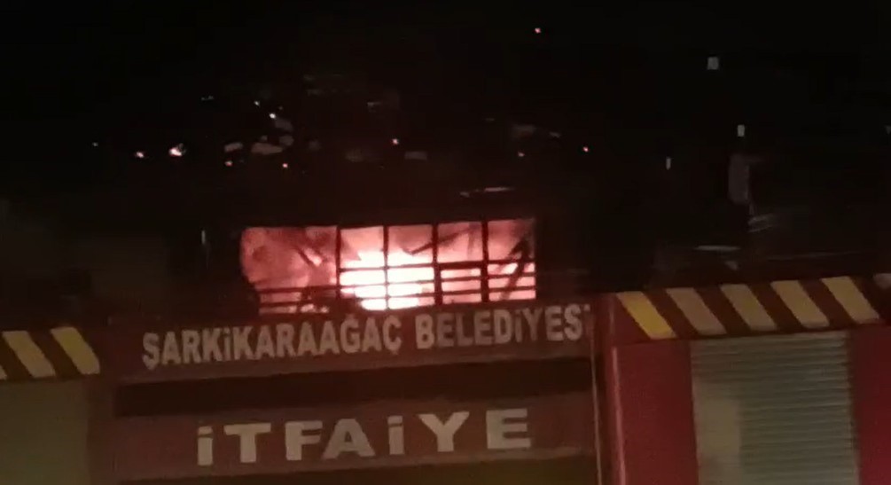 Çatıdan yükselen alevler hızla yayılarak iki katlı evi küle çevirdi
