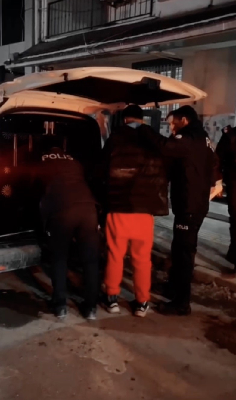 Çatılardan atlayarak izini kaybettirmeye çalıştı, polis ekiplerinden kaçamadı
Çatılardan atlayarak izini kaybettirmeye çalıştı, polis ekiplerinden kaçamadı