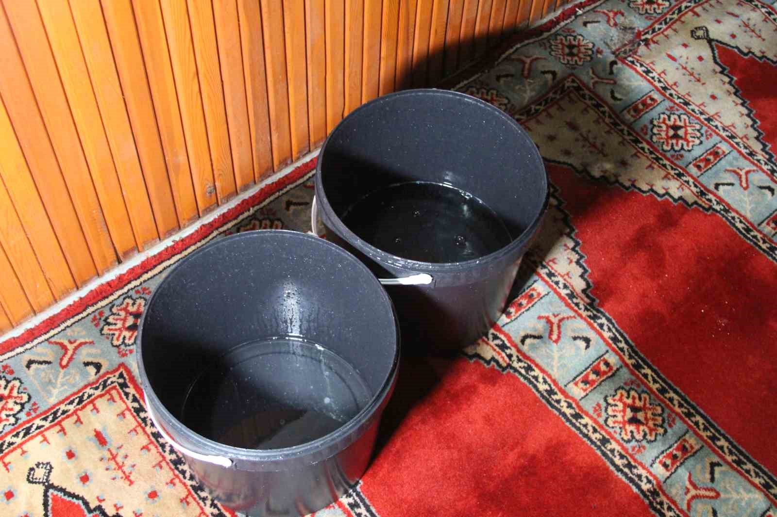 Çatısı akan 201 yıllık camide kovalı önlem
