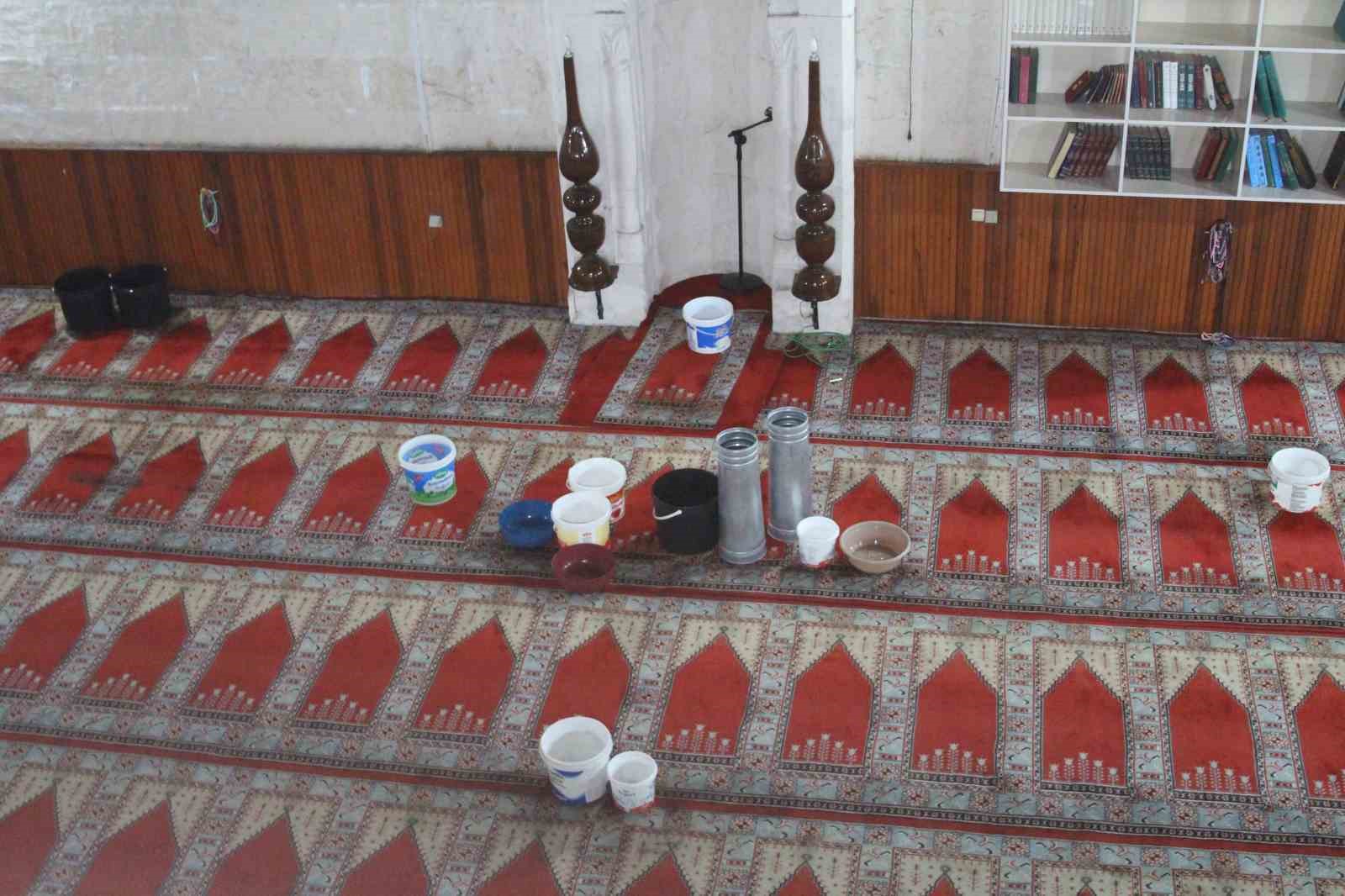 Çatısı akan 201 yıllık camide kovalı önlem
