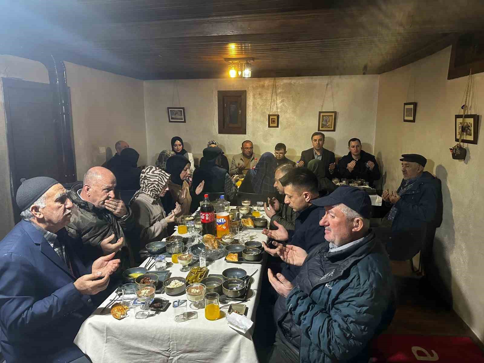 Çavdarhisar Kaymakamı Ak, şehit aileleri ve gazilerle iftarda bir araya geldi
