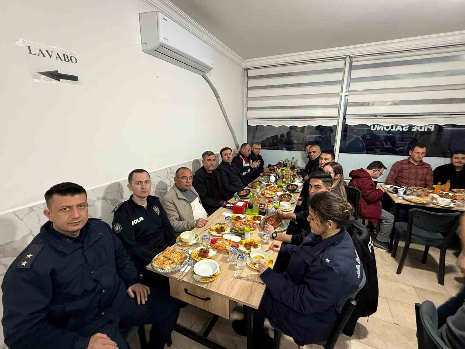 Çavdarhisar Kaymakamı Murat Ak, emniyet ve jandarma personeliyle iftarda buluştu
