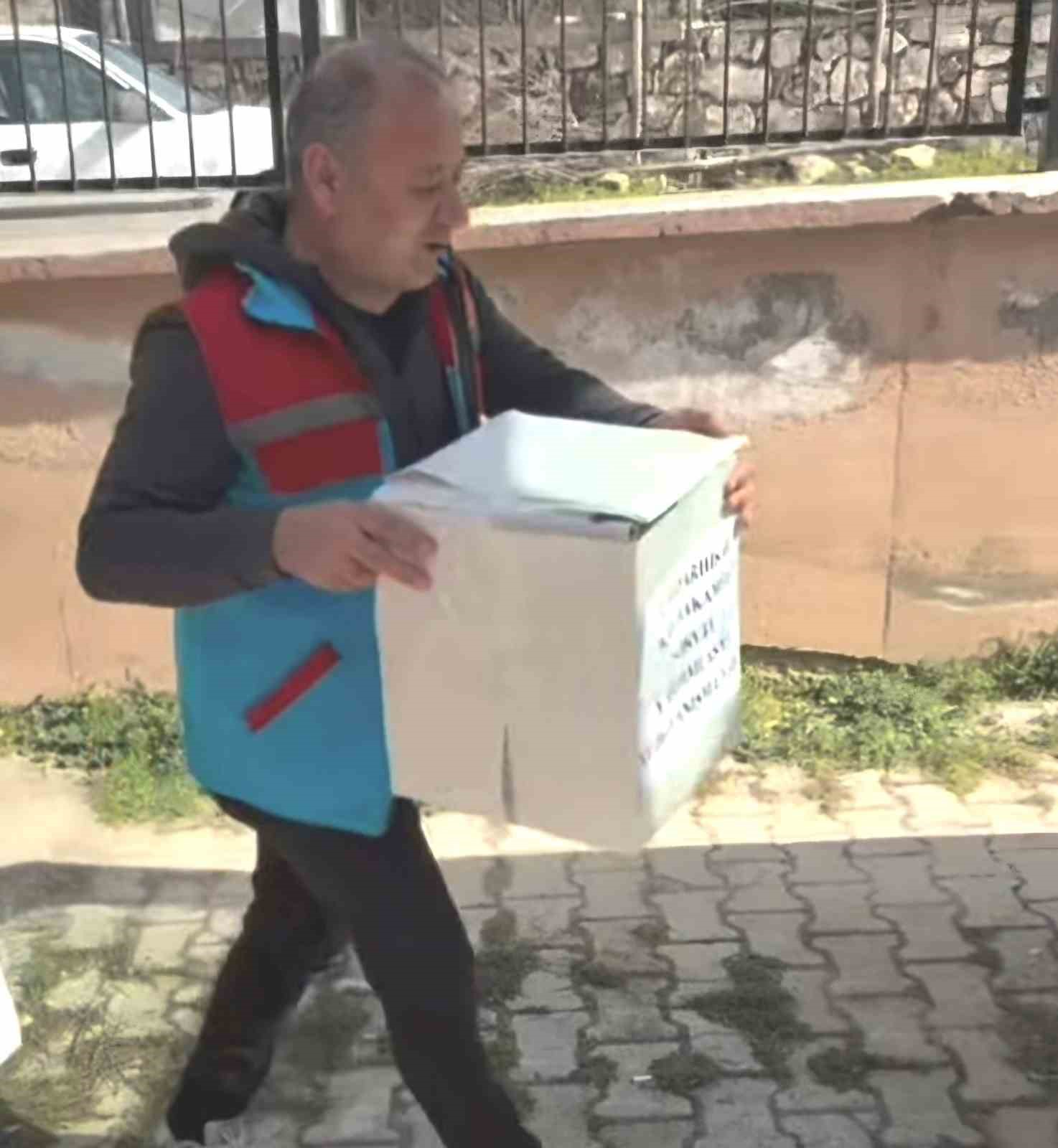 Çavdarhisar SYDV gıda yardım paketlerini ihtiyaç sahiplerine ulaştırdı
