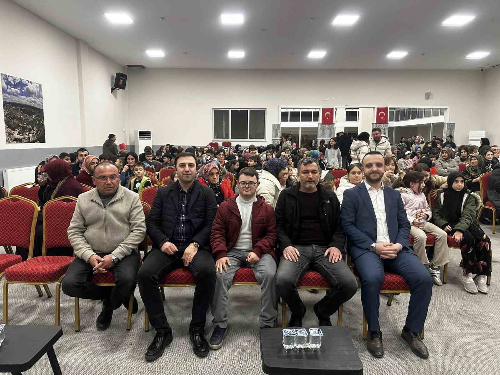 Çavdarhisar’da Hacivat, Karagöz ve Nasreddin Hoca gösterisi
Çavdarhisar’da Hacivat, Karagöz ve Nasreddin Hoca gösterisi