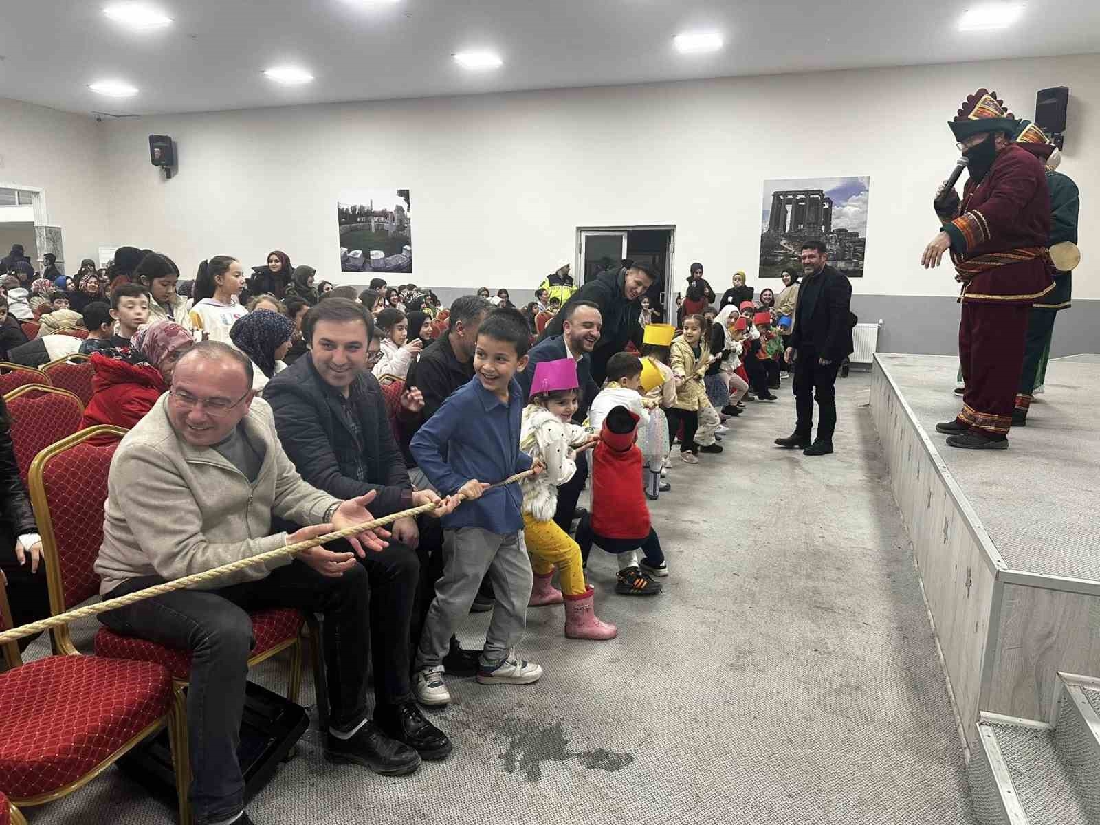 Çavdarhisar’da Hacivat, Karagöz ve Nasreddin Hoca gösterisi
Çavdarhisar’da Hacivat, Karagöz ve Nasreddin Hoca gösterisi