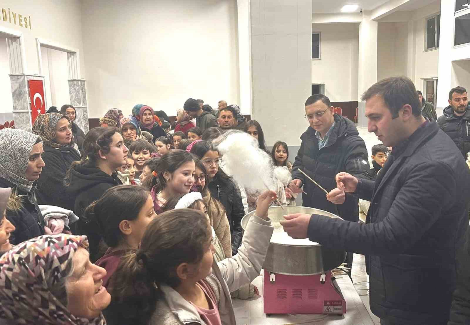 Çavdarhisar’da Hacivat, Karagöz ve Nasreddin Hoca gösterisi
Çavdarhisar’da Hacivat, Karagöz ve Nasreddin Hoca gösterisi