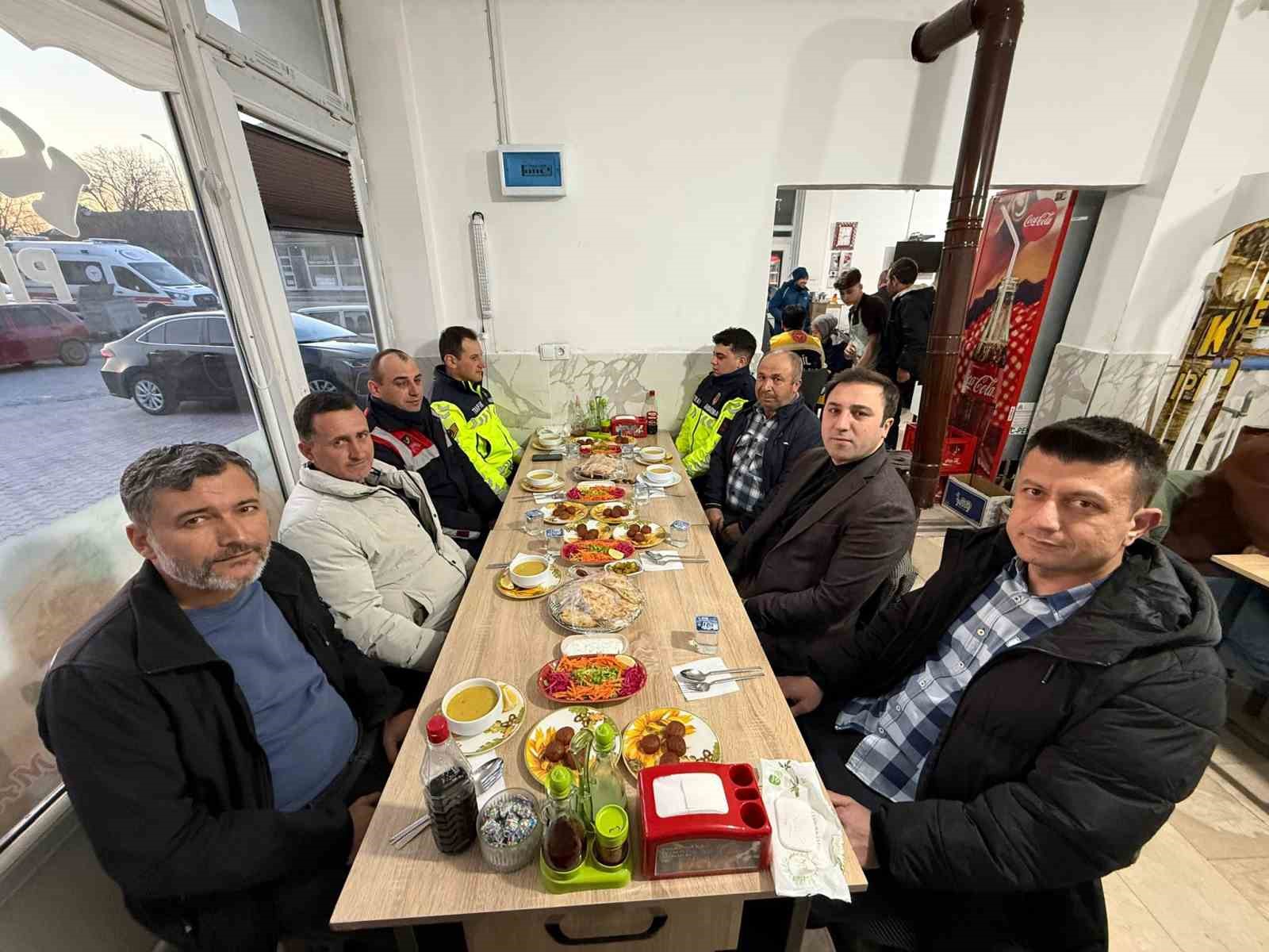 Çavdarhisar’da kaymakam, muhtarlar ve protokol üyeleri iftarda bir araya geldi
