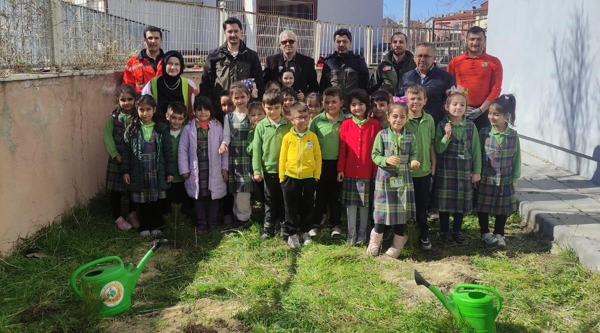 Çavdarhisar’da minikler okul bahçesine fidan dikti
