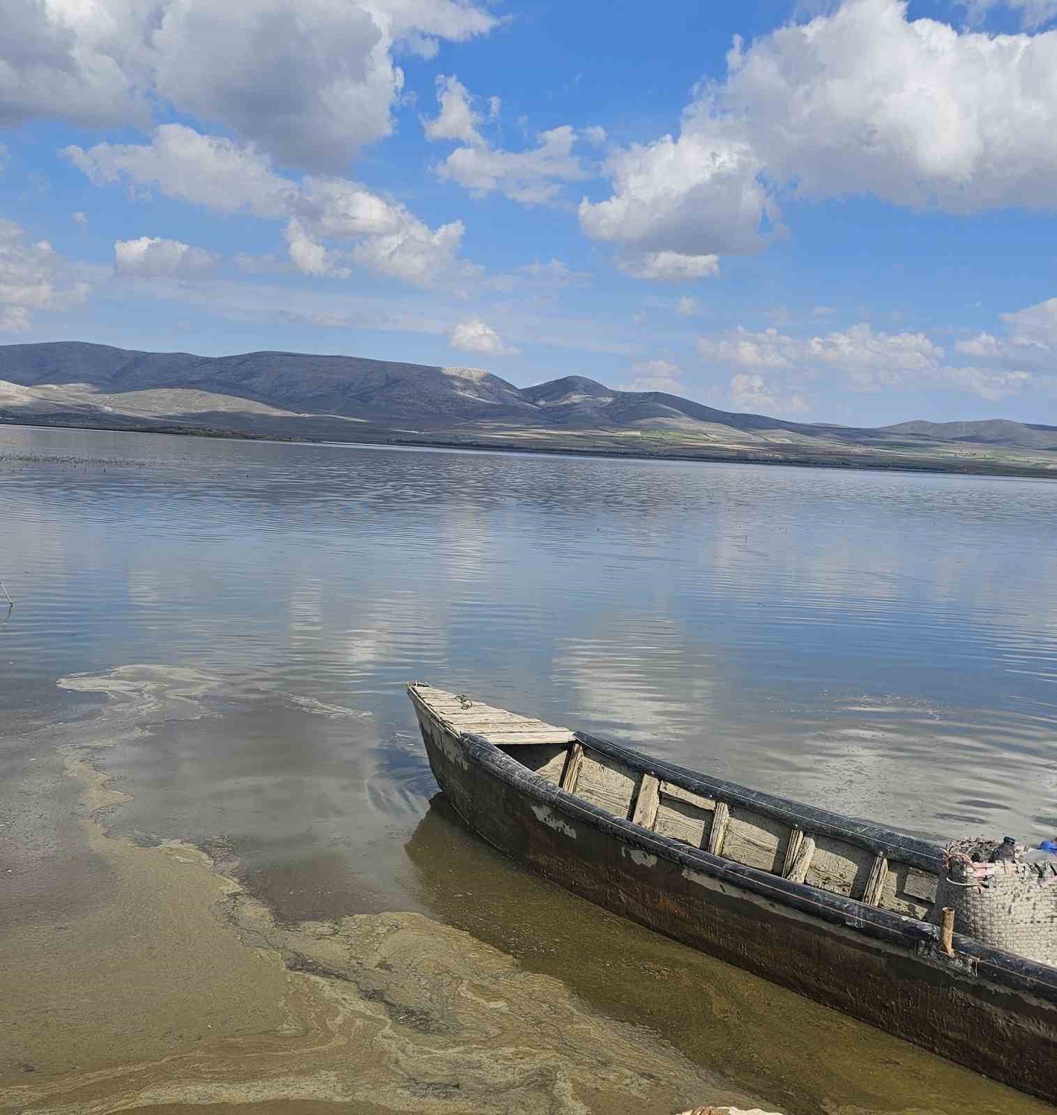 Çavuşçu Gölü çatlamış topraktan göl görünümüne kavuşmaya başladı
