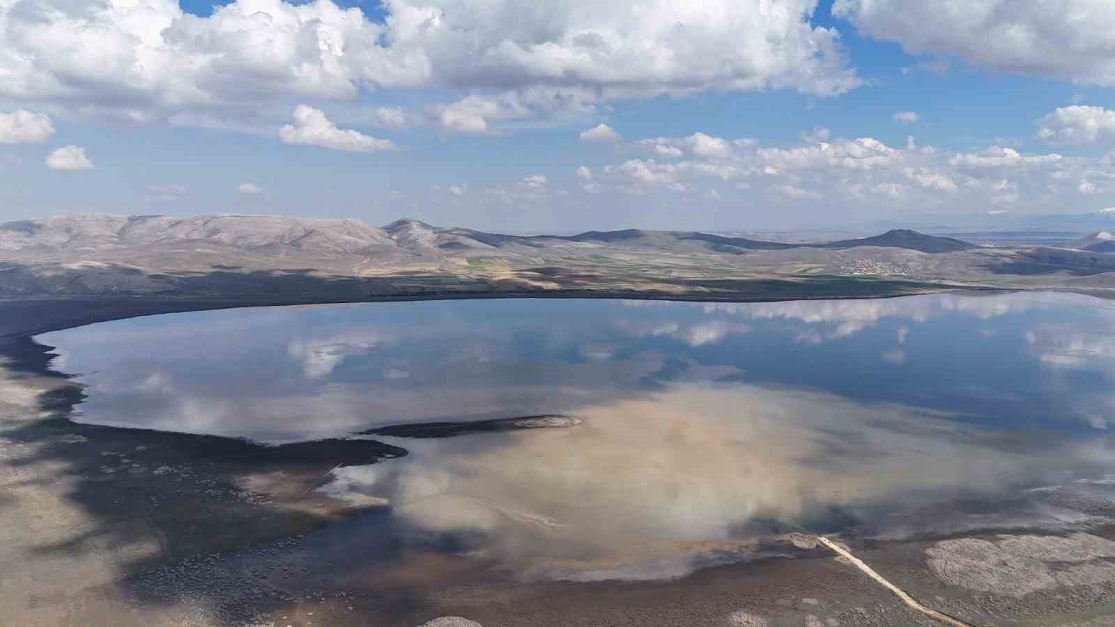 Çavuşçu Gölü çatlamış topraktan göl görünümüne kavuşmaya başladı
