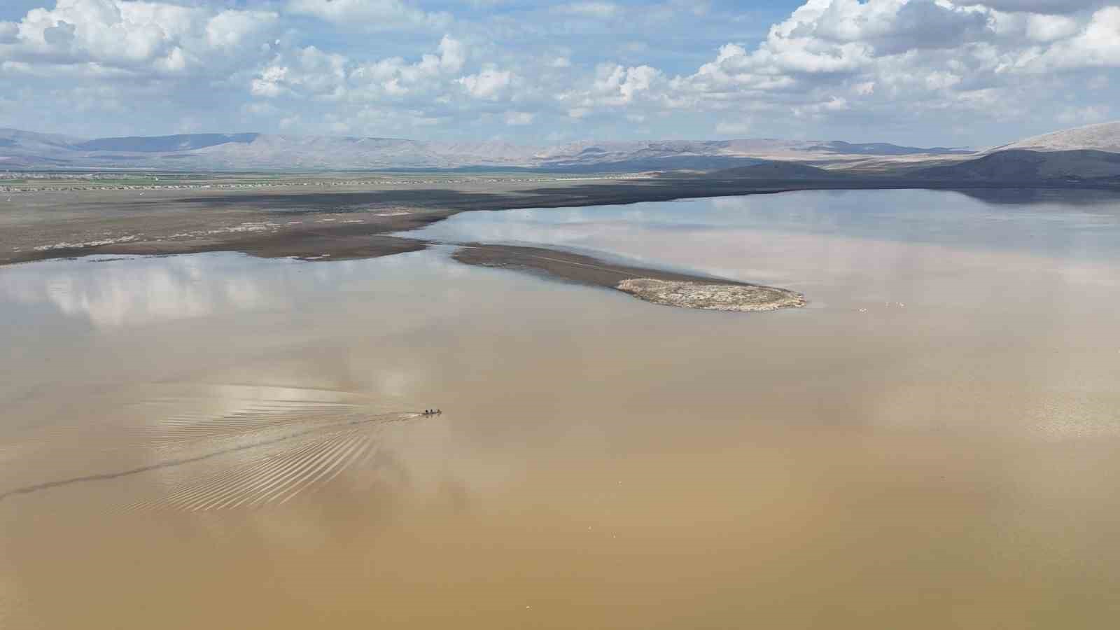 Çavuşçu Gölü çatlamış topraktan göl görünümüne kavuşmaya başladı
