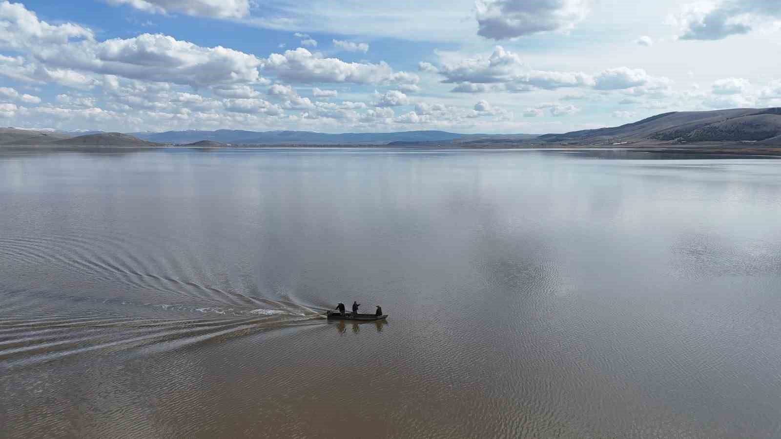 Çavuşçu Gölü çatlamış topraktan göl görünümüne kavuşmaya başladı
