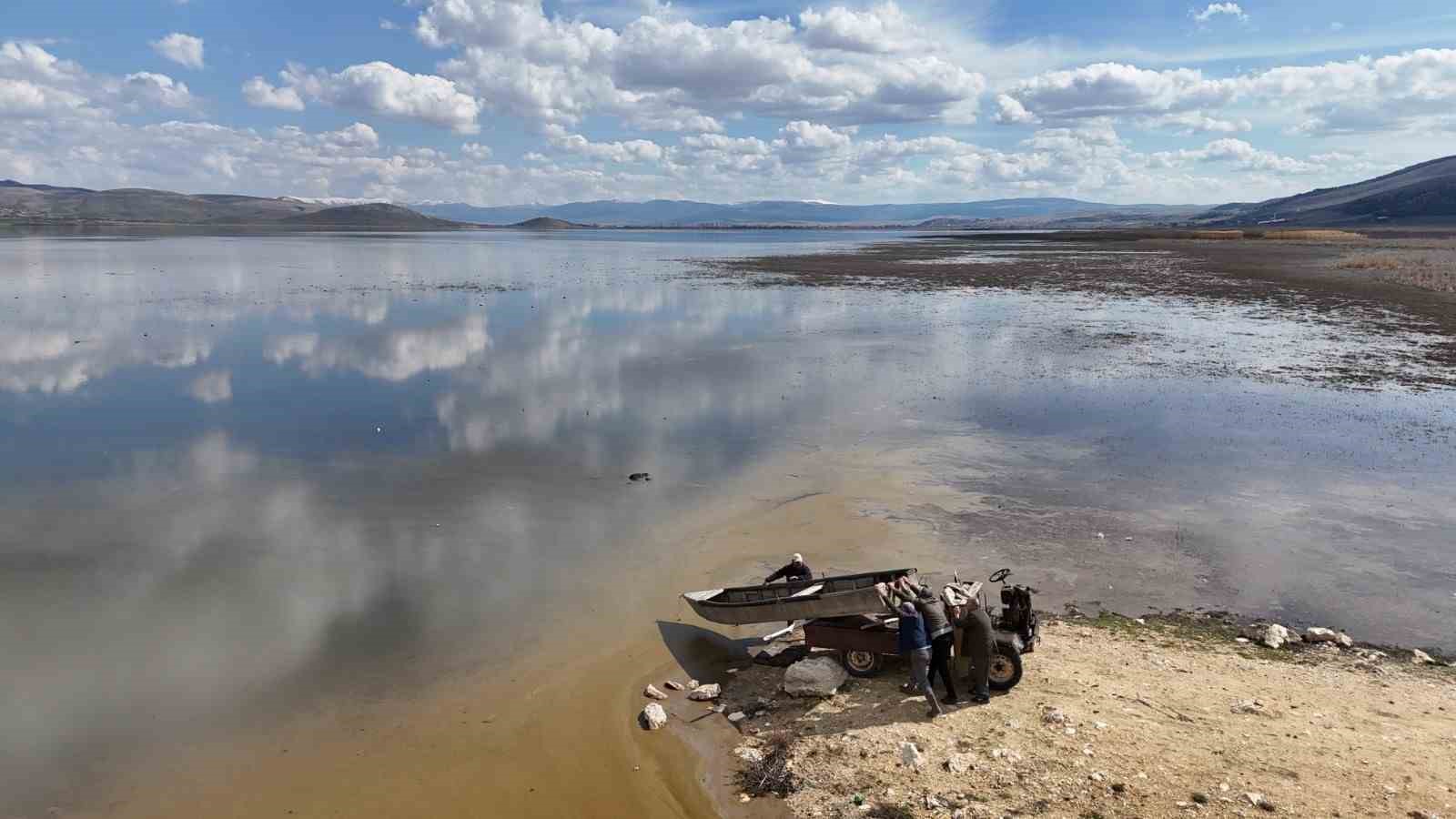 Çavuşçu Gölü çatlamış topraktan göl görünümüne kavuşmaya başladı
