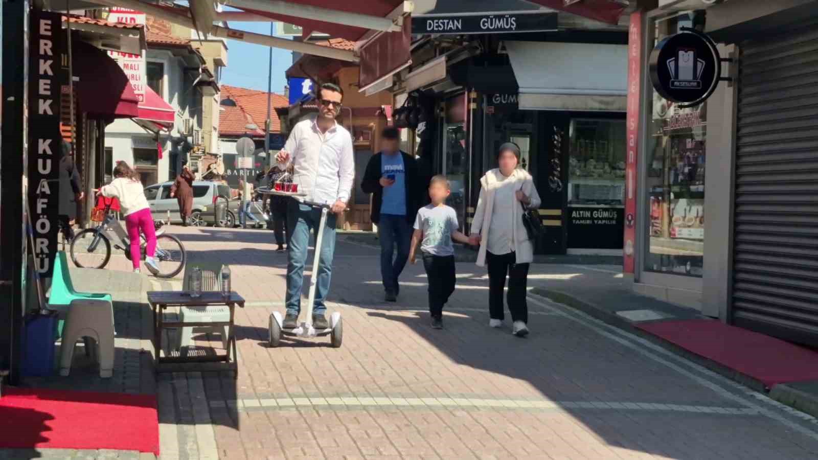 Çay dağıtımına yetişemeyince ’cincır’ ile servise başladı
