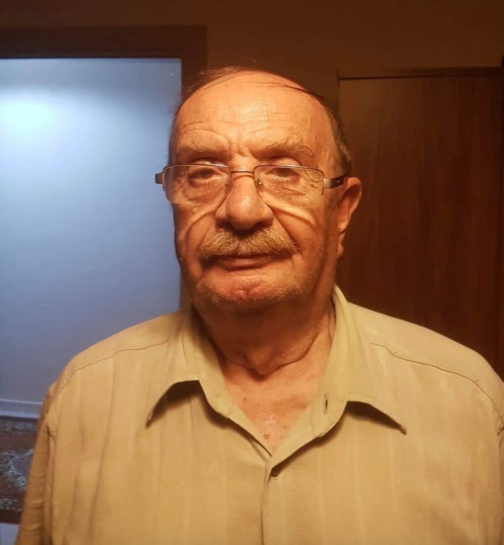 Çay içmek için geldiği dükkânın açılmasını motosikletinin üzerinde beklerken hayatını kaybetti
