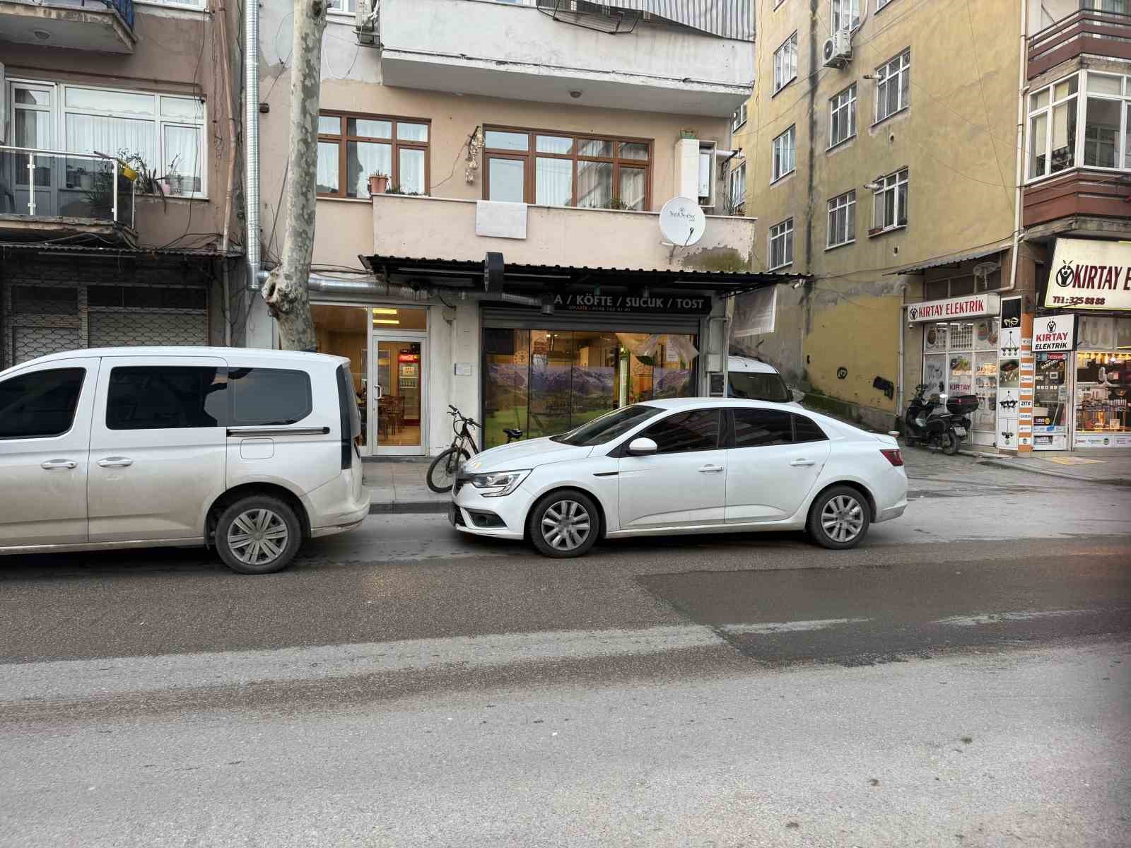 Çay ocağına pompalı tüfekle ateş açıldı, 2 kişi yaralandı
