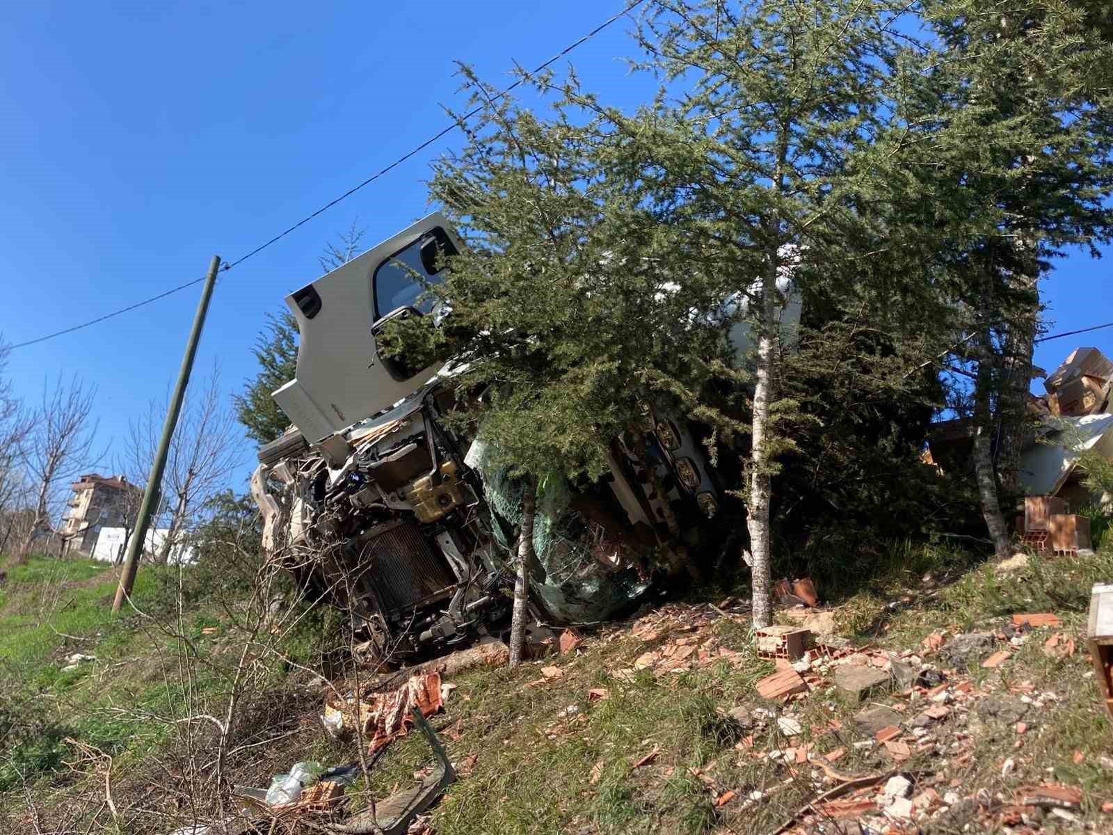 Çay yüklü tır devrildi: 1 yaralı
