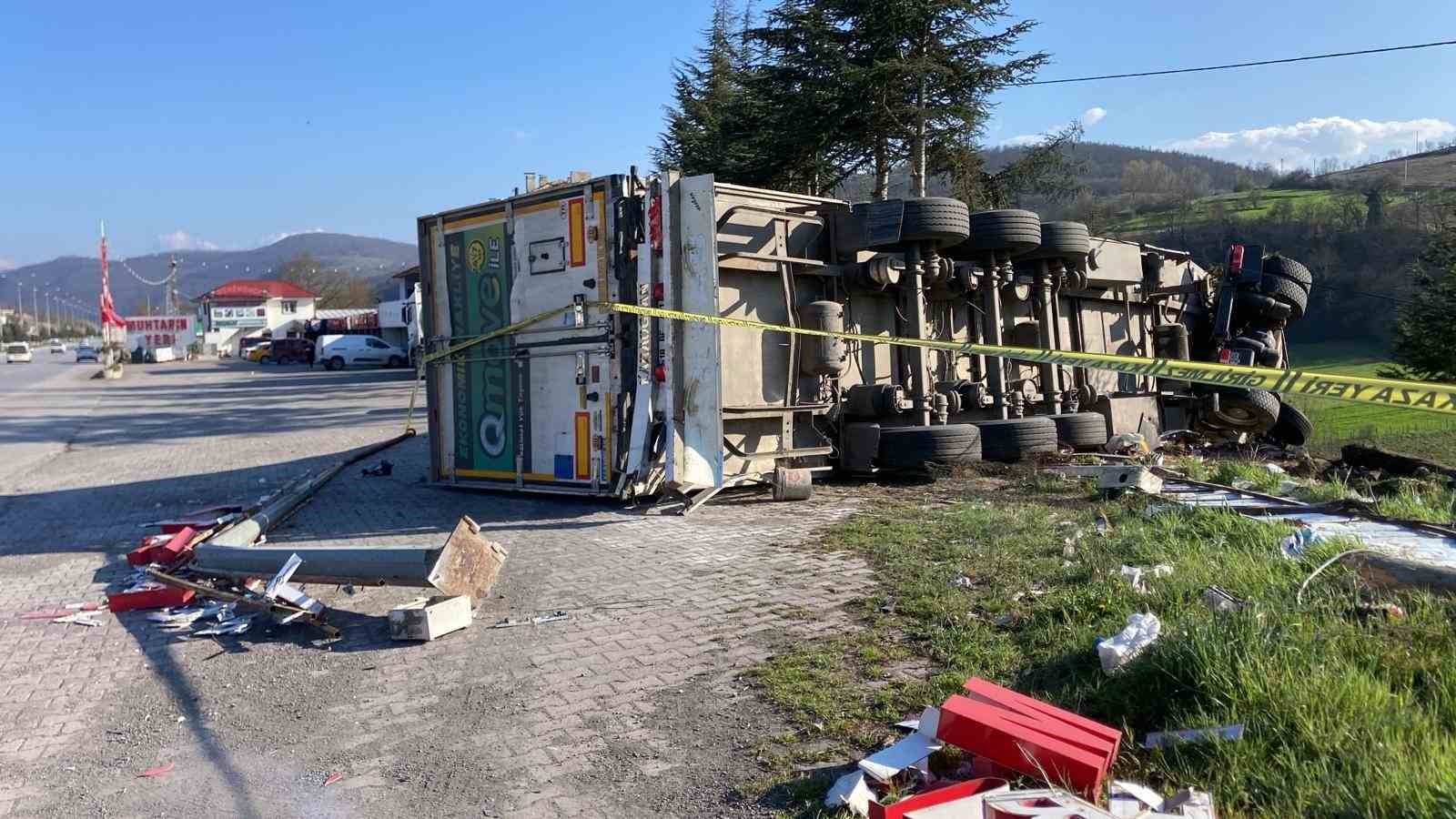 Çay yüklü tır devrildi: 1 yaralı
