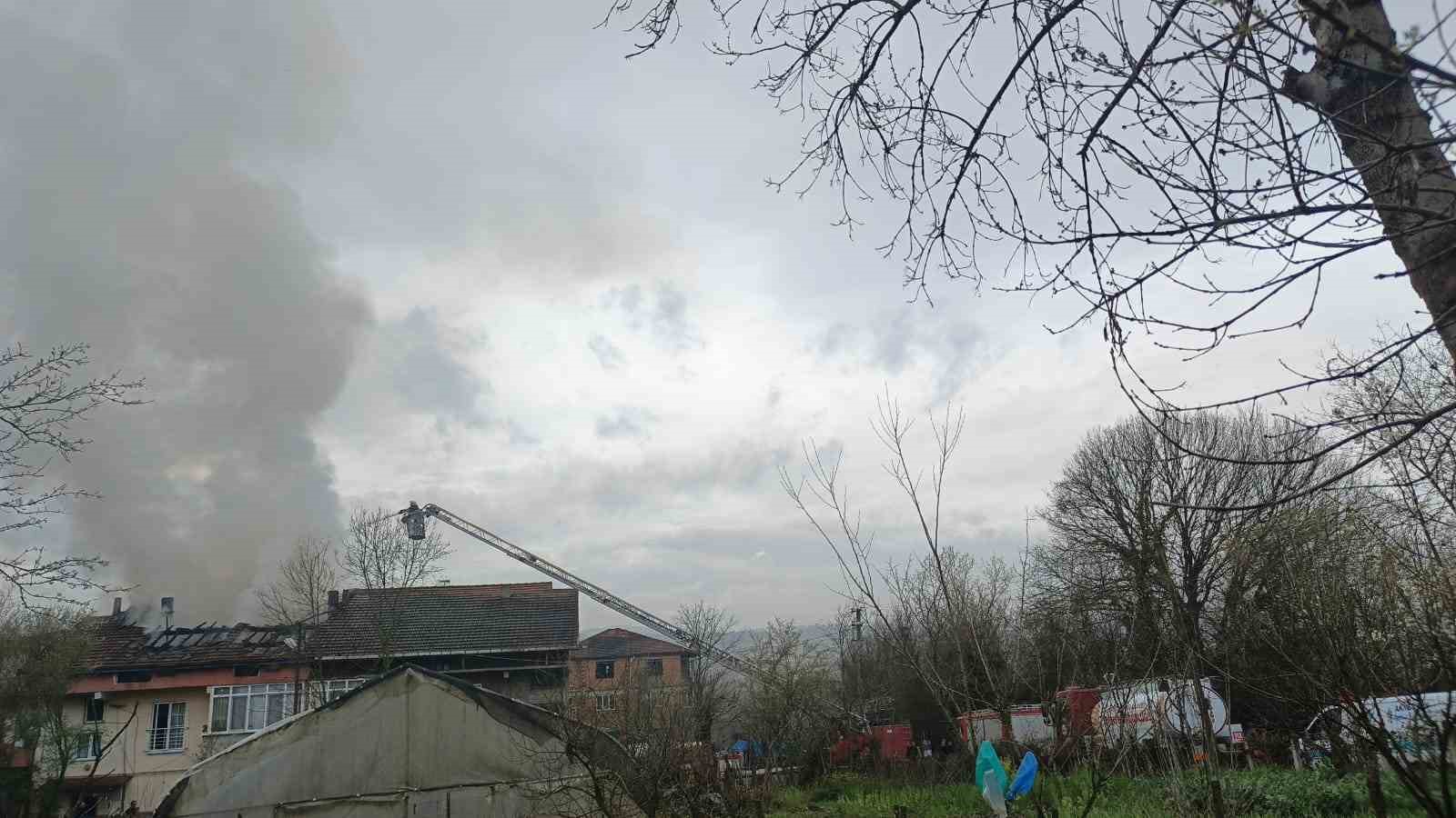 Çaycuma’da ev yangını korku ve paniğe yol açtı, patlama anı amatör kameraya yansıdı
