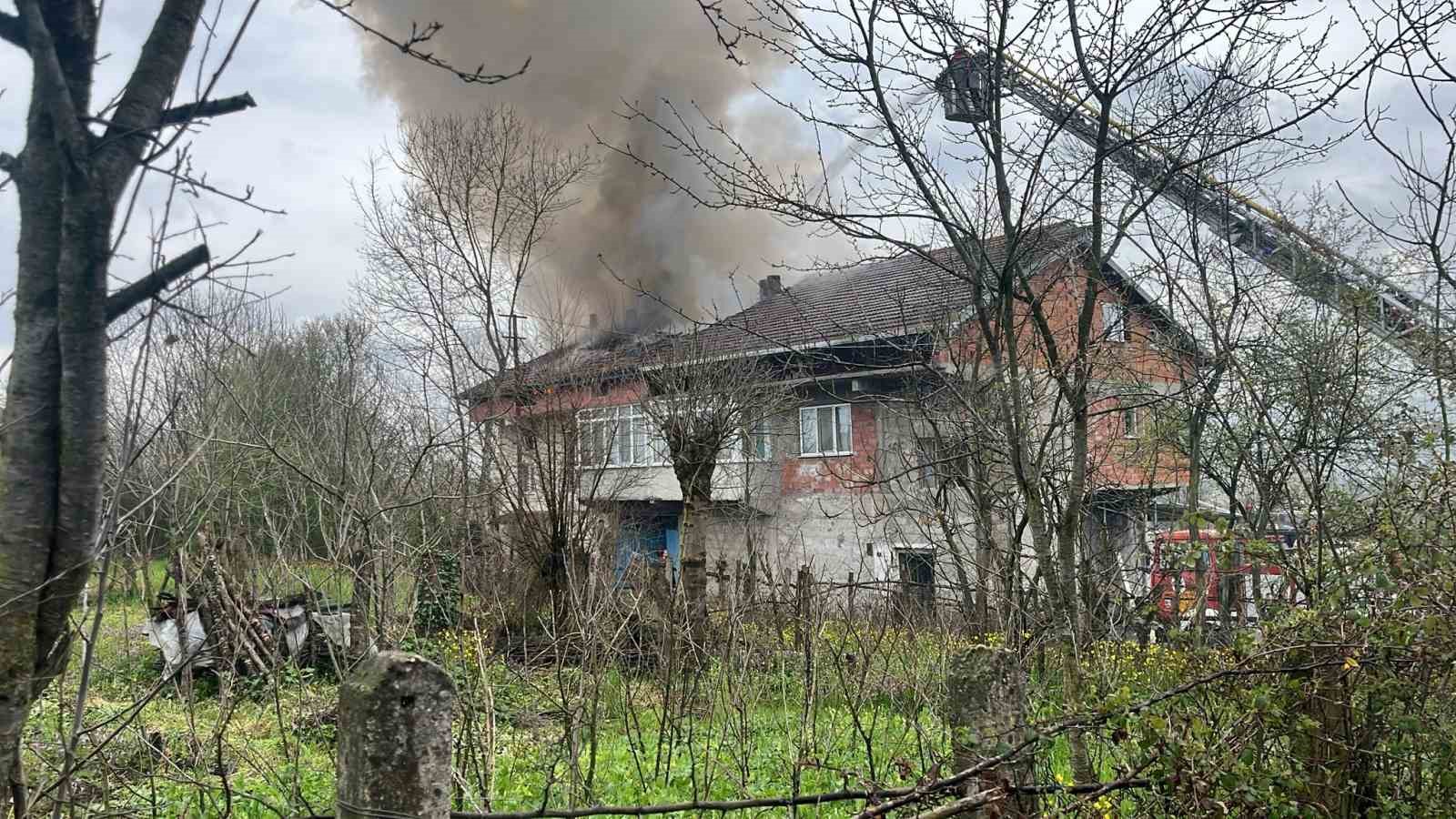 Çaycuma’da ev yangını korku ve paniğe yol açtı, patlama anı amatör kameraya yansıdı
