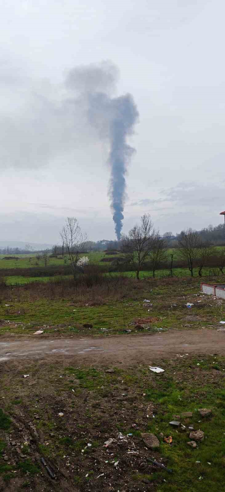Çaycuma’da ev yangını korku ve paniğe yol açtı, patlama anı amatör kameraya yansıdı
