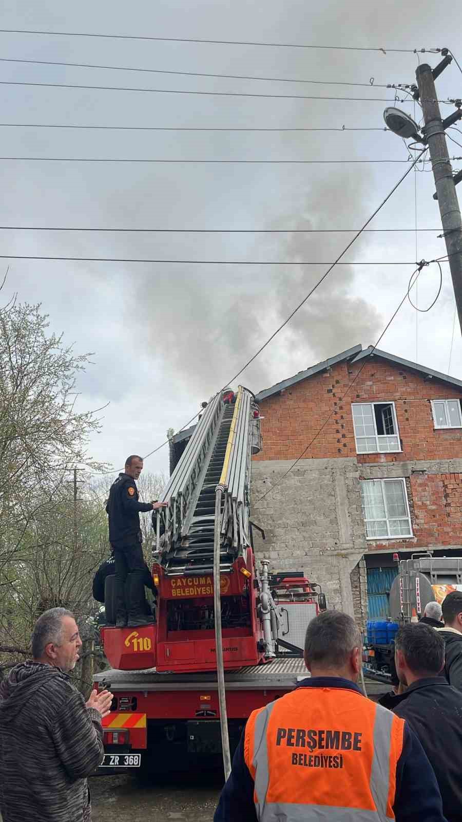 Çaycuma’da ev yangını korku ve paniğe yol açtı, patlama anı amatör kameraya yansıdı
