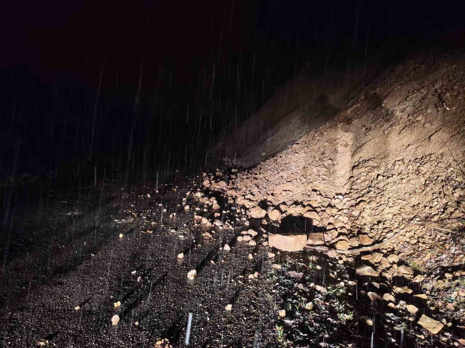 Çaycuma’da heyelan trafik akışını durdurdu
