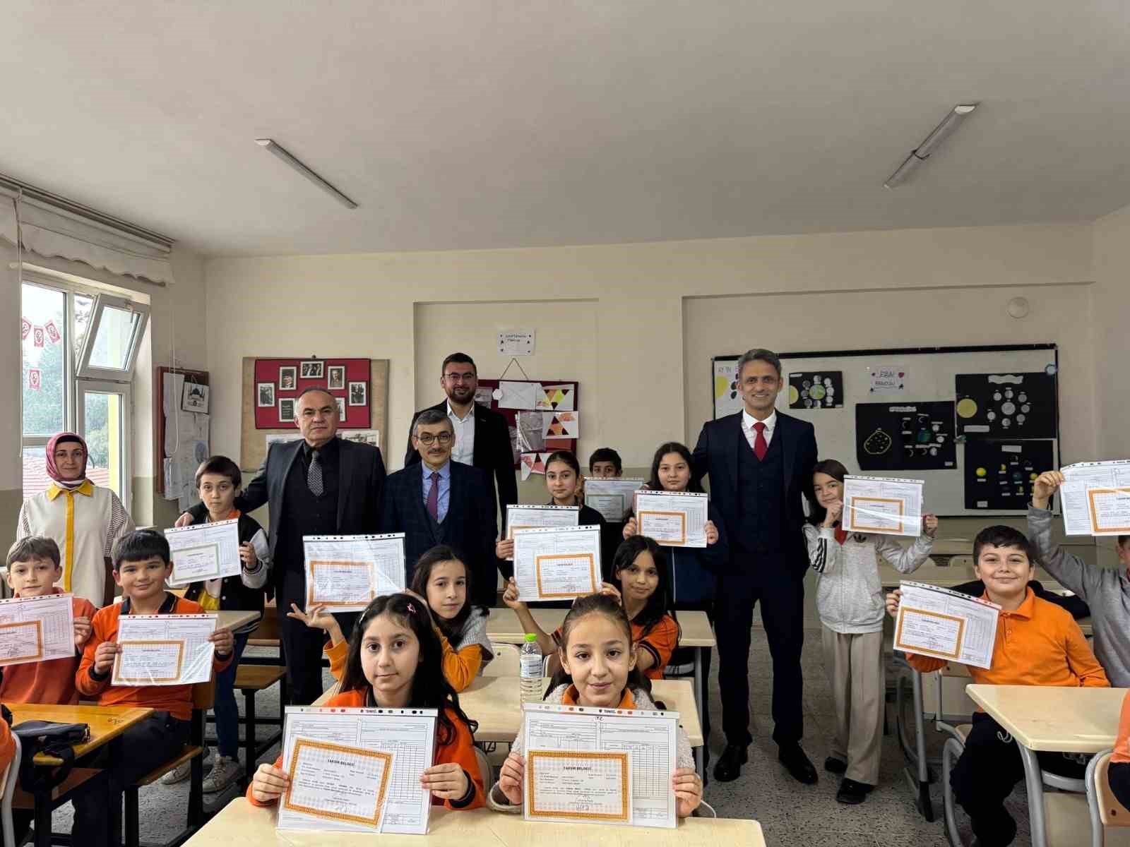 Çaycuma’da öğrenciler karnelerini kaymakam Kaya’nın elinden aldı
