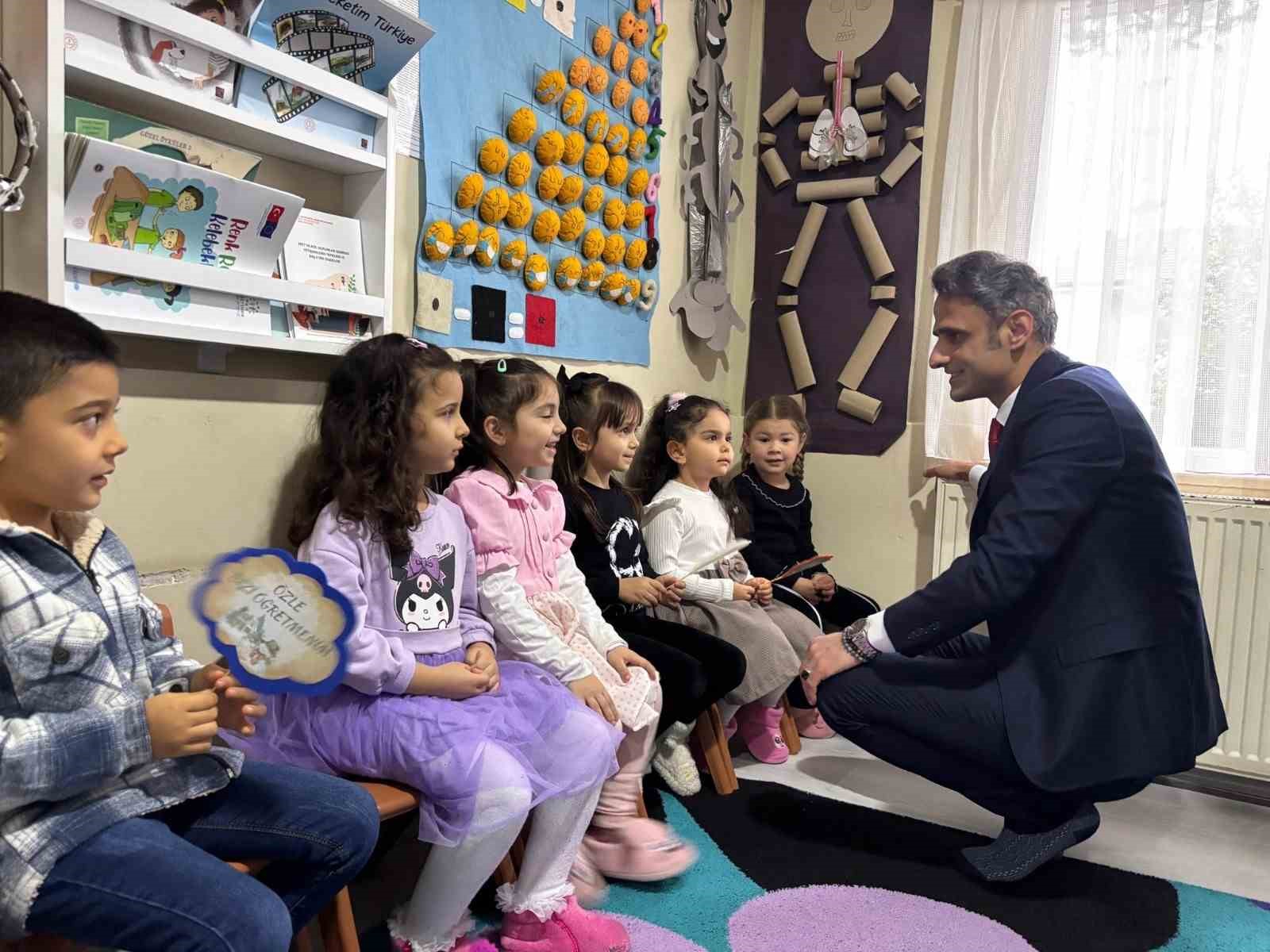 Çaycuma’da öğrenciler karnelerini kaymakam Kaya’nın elinden aldı
